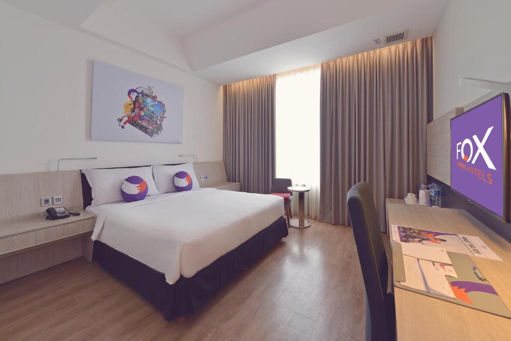 Postel nebo postele na pokoji v ubytování FOX Hotel Pekanbaru