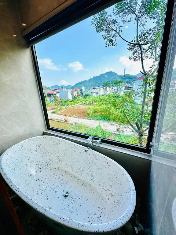 Nespecifikovaný výhled na hory nebo výhled na hory při pohledu z hostelu