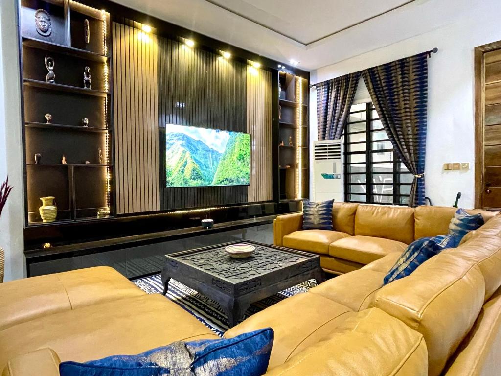 Una televisión o centro de entretenimiento en Luxe Lekki Retreat