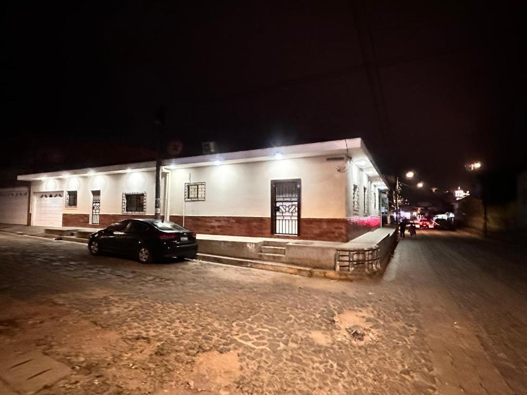 Un coche aparcado delante de un edificio por la noche en Villa lourdes, en Concepción de Ataco