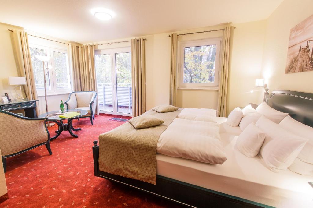 Postel nebo postele na pokoji v ubytování Kurhaus Devin