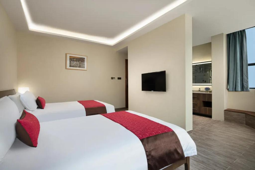 Postel nebo postele na pokoji v ubytování Ramada Encore by Wyndham Shanghai Pudong Airport