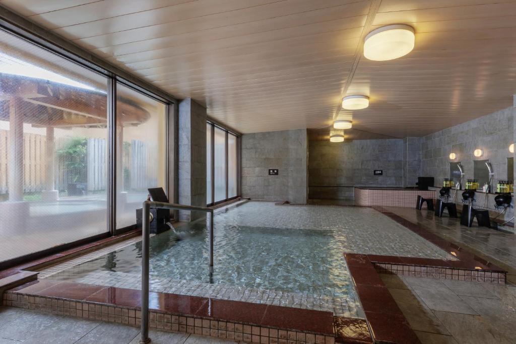 Bazén v ubytování Tazawako Lake Resort & Onsen nebo v jeho okolí