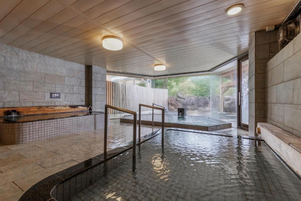 Bazén v ubytování Tazawako Lake Resort & Onsen nebo v jeho okolí