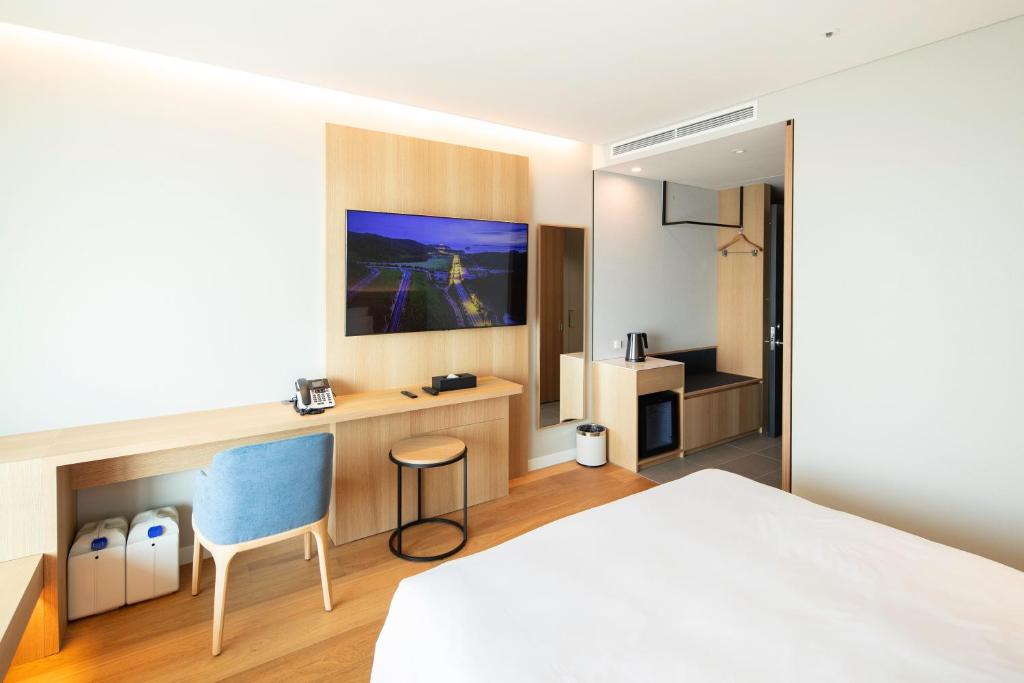 Postel nebo postele na pokoji v ubytování Haenam 126 Hotel