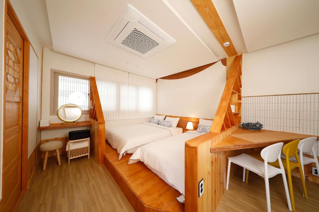 Ein Bett oder Betten in einem Zimmer der Unterkunft Hanok stay Mokhyang