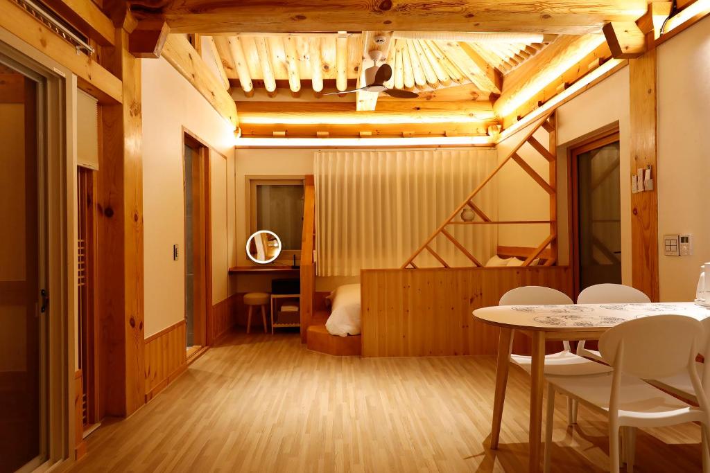 Ein Sitzbereich in der Unterkunft Hanok stay Mokhyang