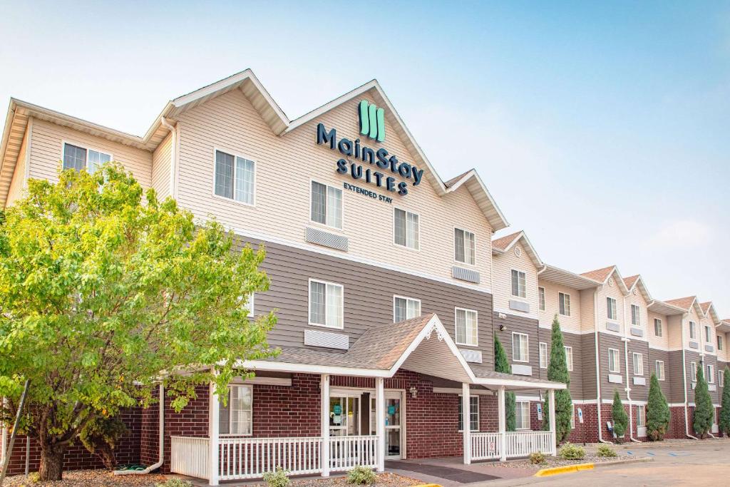 a rendering of the entrance to the mulberry hotel at MainStay Suites Fargo - I-94 Medical Center in Fargo