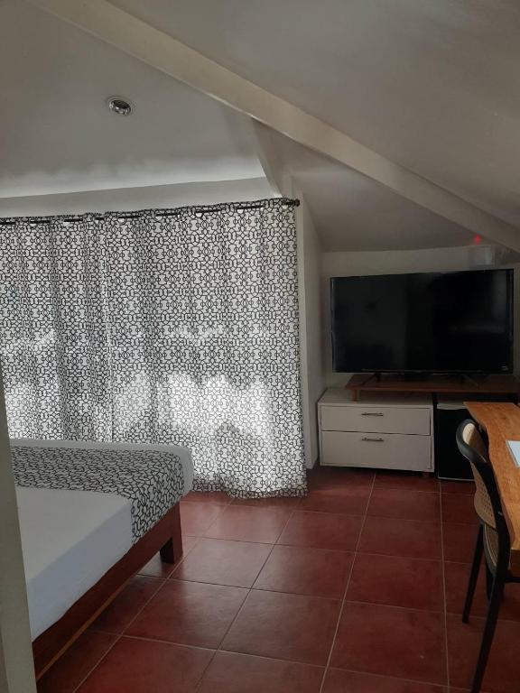 TV a/nebo společenská místnost v ubytování Bluewaves Beach House