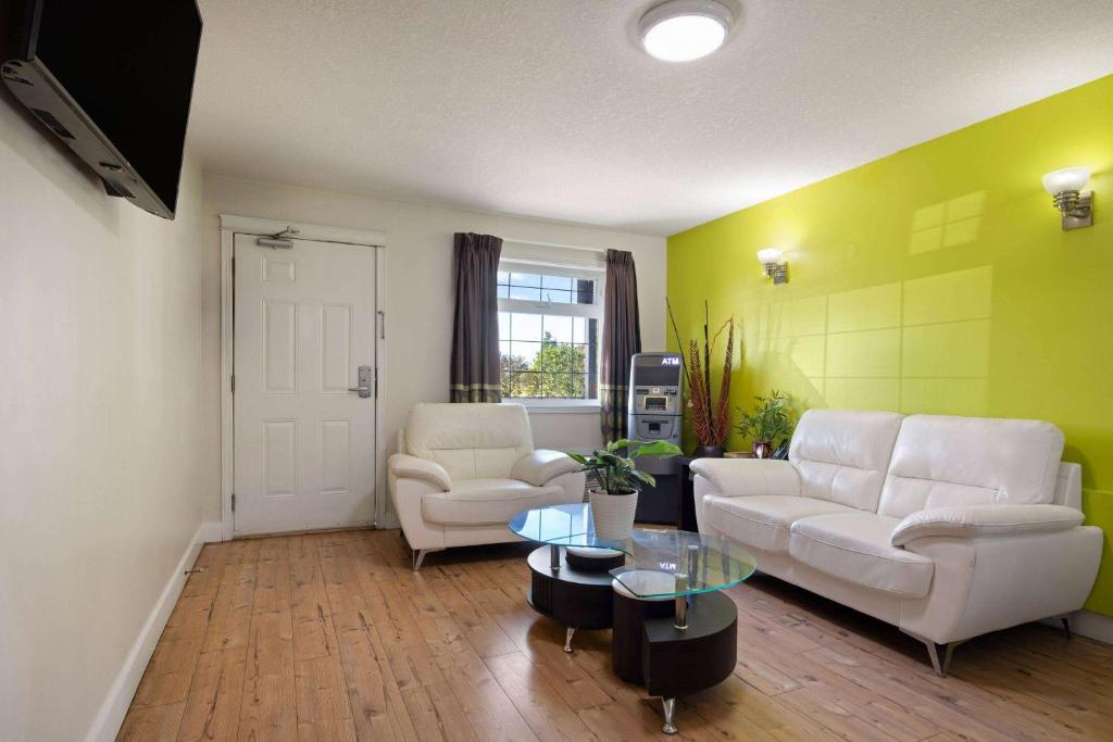 Posezení v ubytování Super 8 by Wyndham Fort McMurray