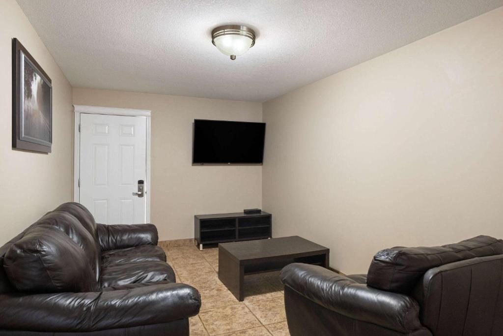 TV a/nebo společenská místnost v ubytování Super 8 by Wyndham Fort McMurray