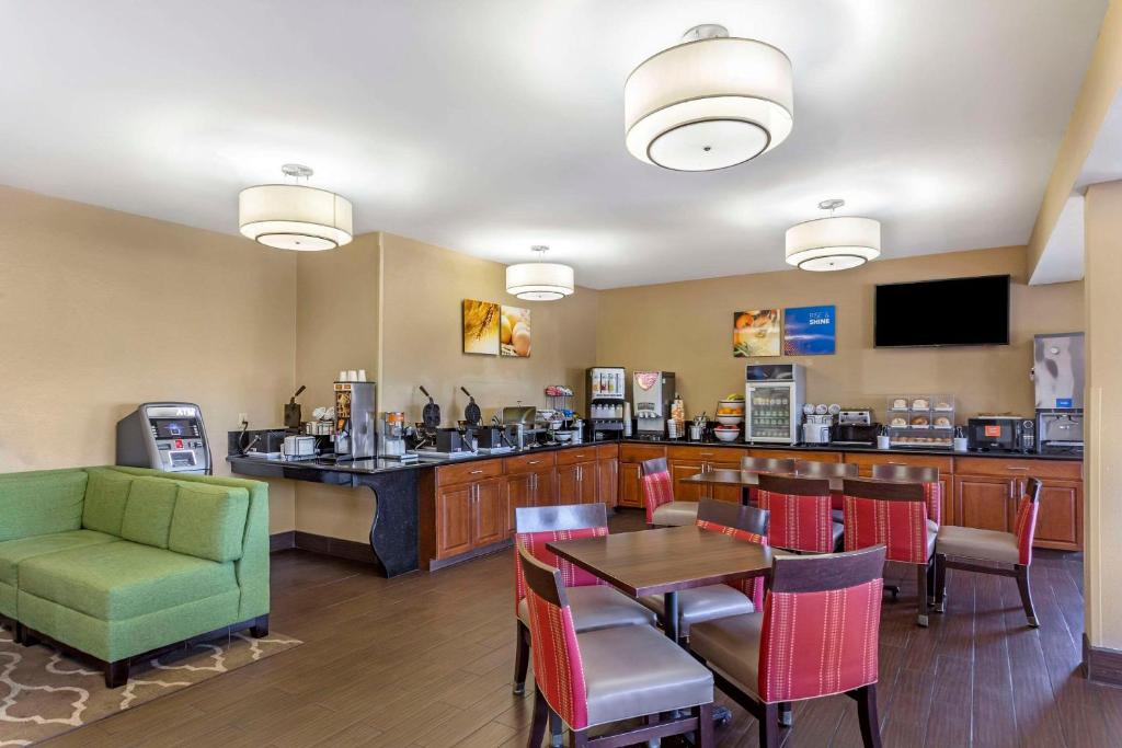 Comfort Inn Gurnee near Six Flags photo