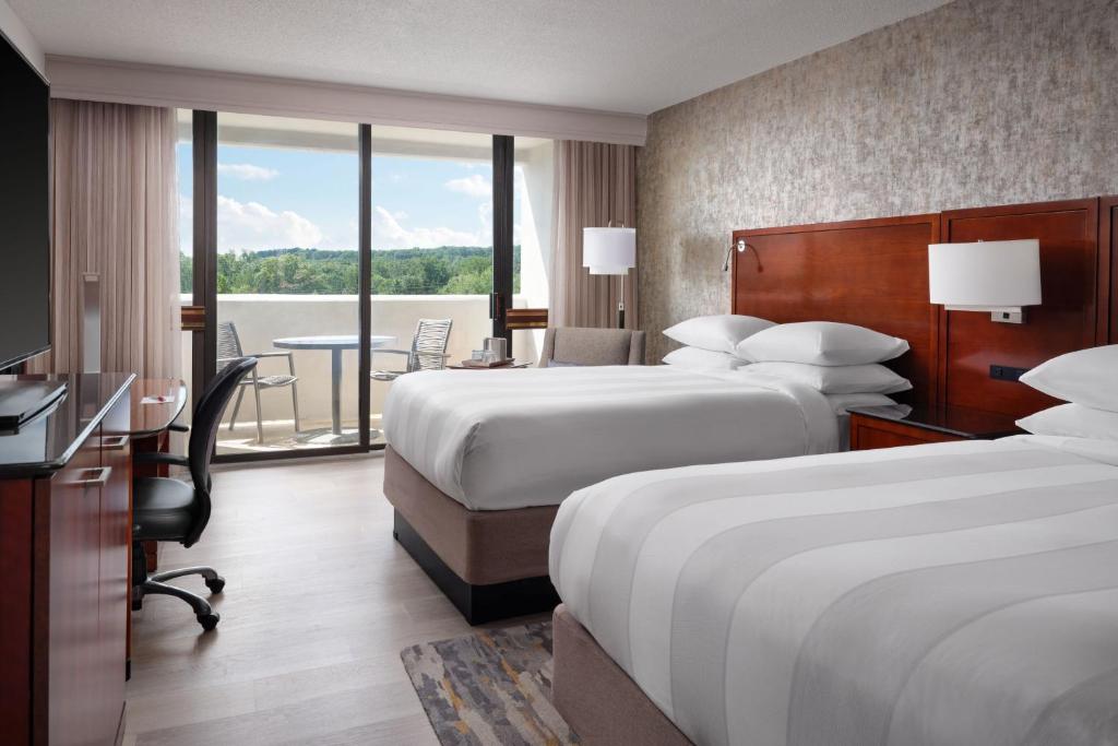 Postel nebo postele na pokoji v ubytování Hanover Marriott