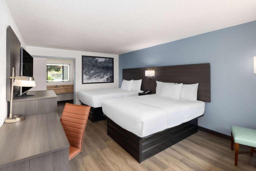 Super 8 by Wyndham Riverside AL - Habitación Con 2 Camas Grandes - No Fumadores