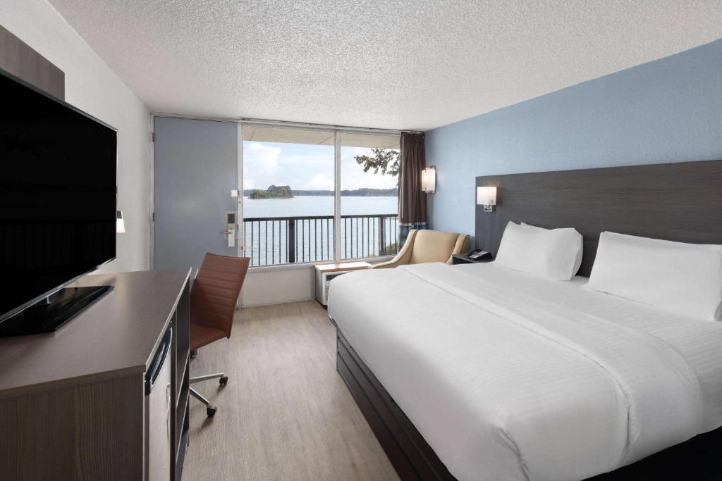 Super 8 by Wyndham Riverside AL - Zimmer Mit Kingsize-Bett – Nichtraucher