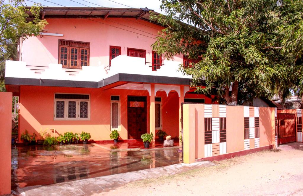 Una casa bajo la lluvia en una calle en D'Villa Guest House en Jaffna