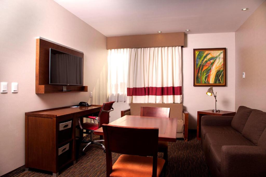 TV a/nebo společenská místnost v ubytování Four Points by Sheraton Queretaro Norte