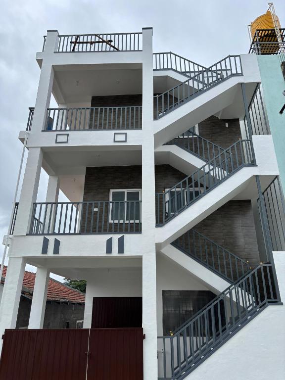 En balkon eller terrasse på Kamal nivas service apertments