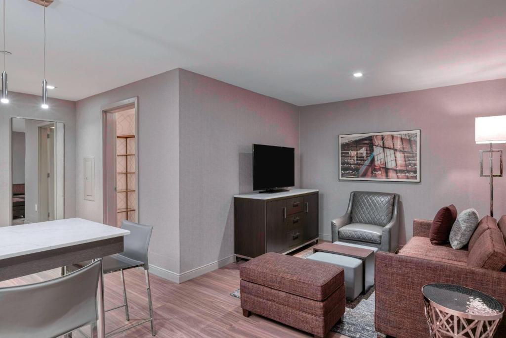 TV a/nebo společenská místnost v ubytování Residence Inn by Marriott Weehawken