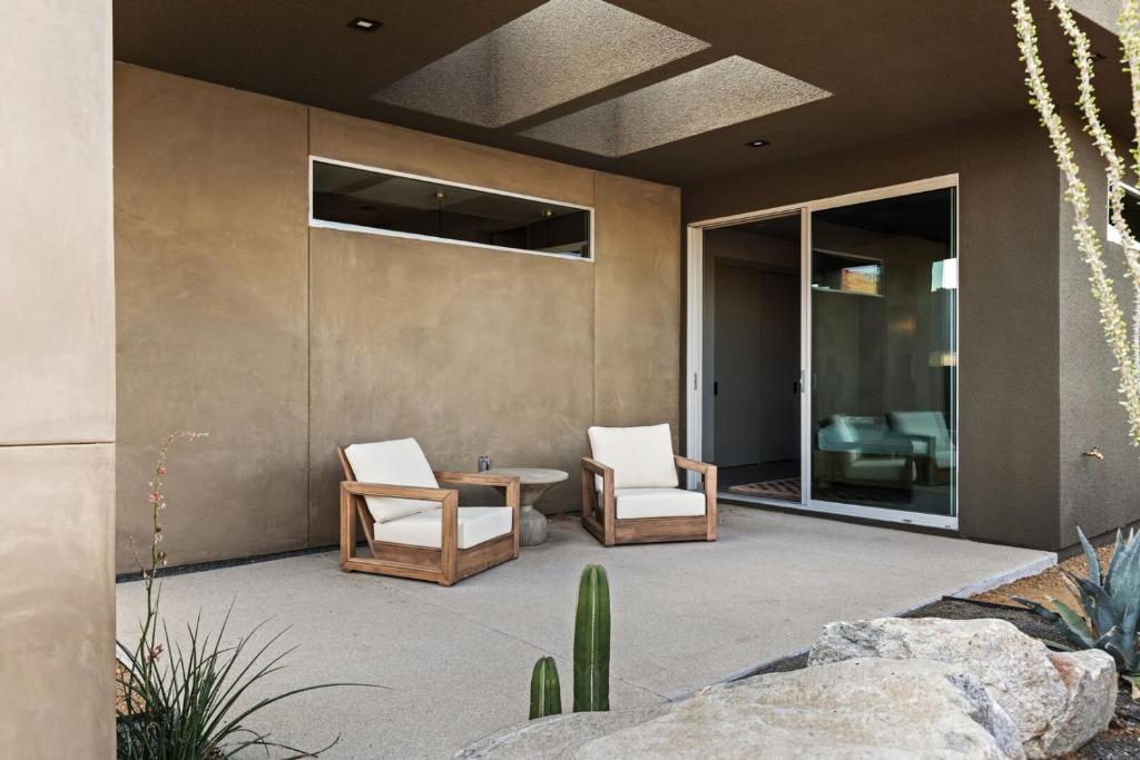 Posezení v ubytování Sandstone by Fieldtrip Modern w Pool Views