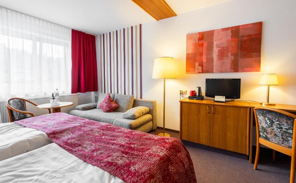 Camera con letto e TV di Hotel Schöne Aussicht a Steinach