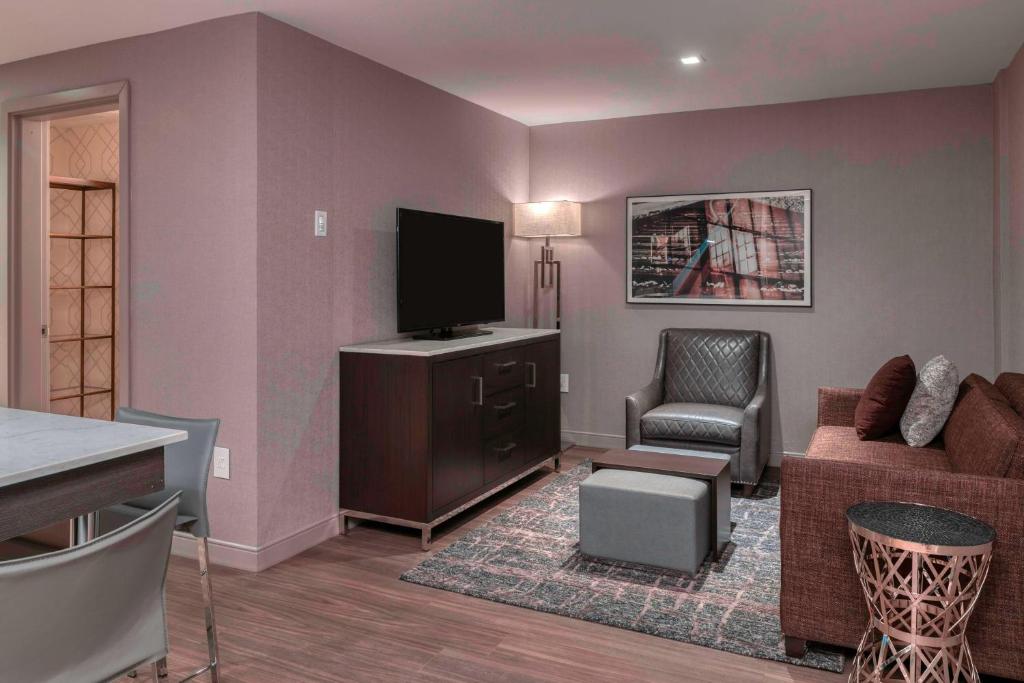 TV a/nebo společenská místnost v ubytování Residence Inn by Marriott Weehawken
