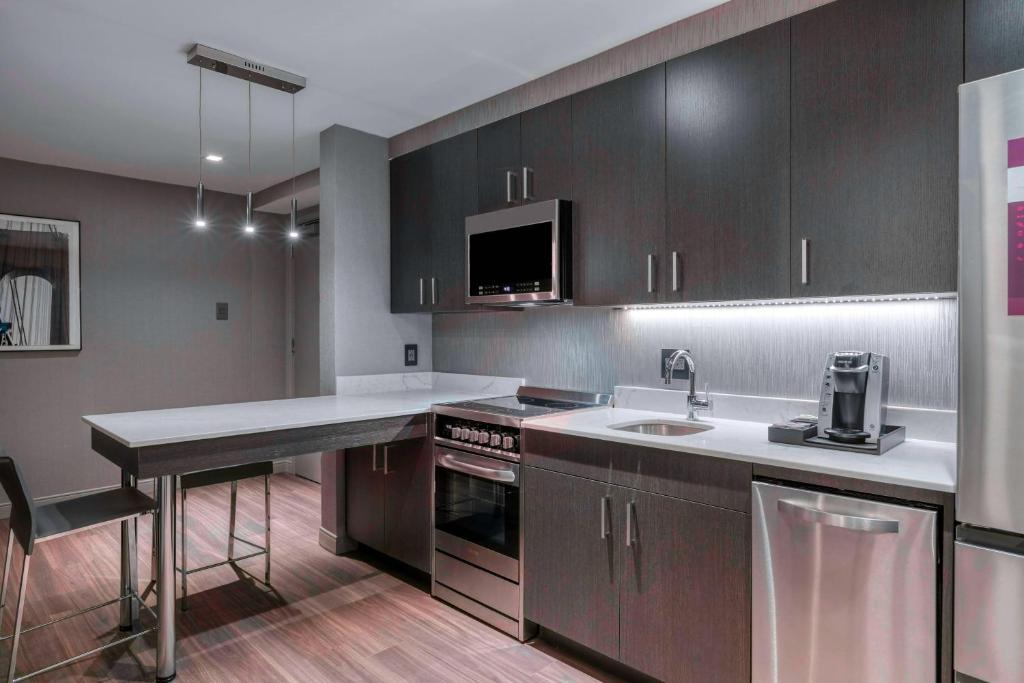 Kuchyň nebo kuchyňský kout v ubytování Residence Inn by Marriott Weehawken