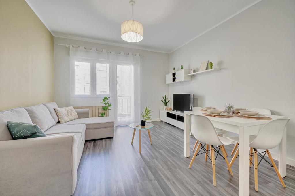 una sala de estar con un sofá y una mesa en Múgica - Gran Vía, en Logroño