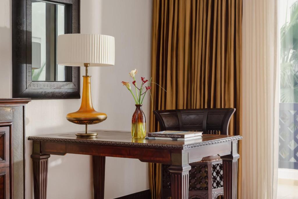 Posezení v ubytování Sharq Village & Spa, a Ritz-Carlton Hotel