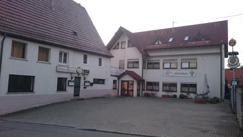 ein paar nebeneinander sitzende Gebäude in der Unterkunft Schozacher Stüble in Talheim