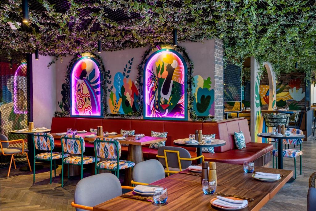 Restaurace v ubytování The First Collection Dubai Jumeirah Village Circle, a Tribute Portfolio Hotel