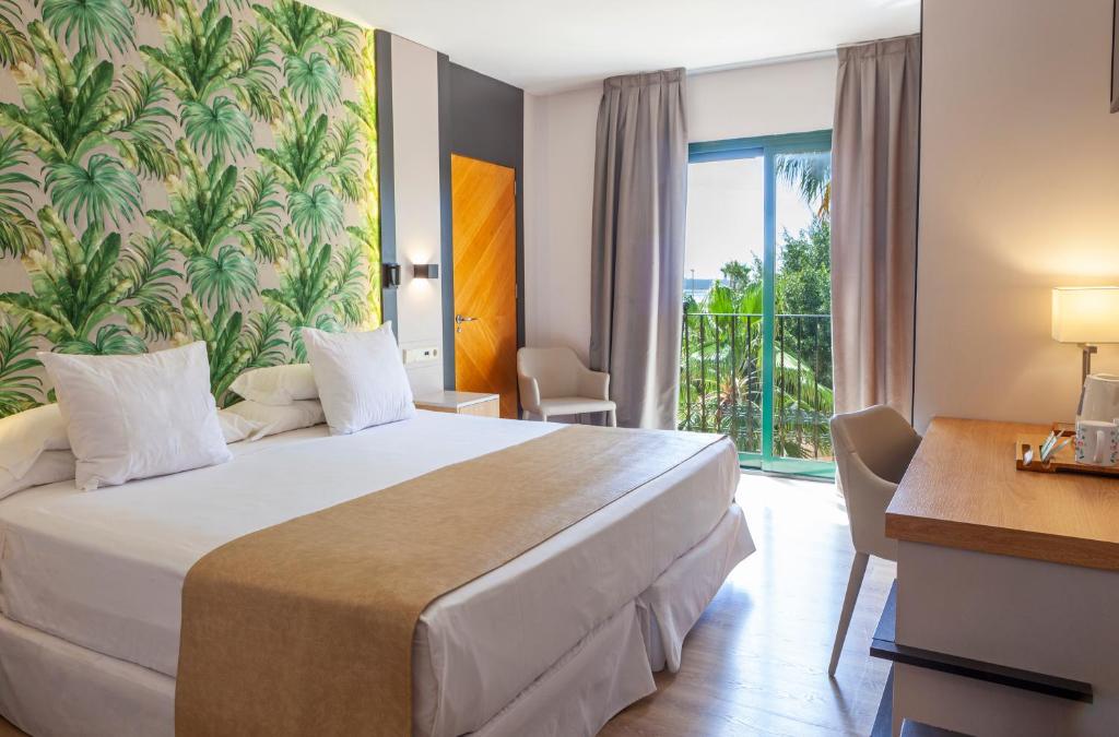 Postel nebo postele na pokoji v ubytování Hotel La Laguna Spa & Golf