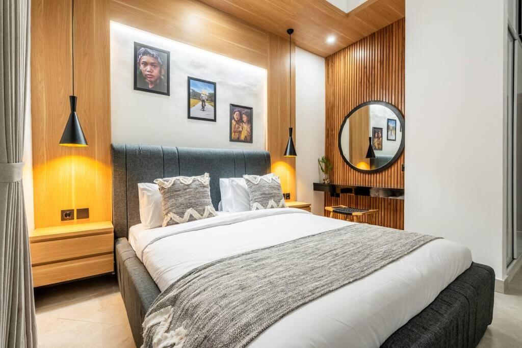 En eller flere senge i et værelse på NEW! Time Out Villa - 2BR Villa in Kerobokan