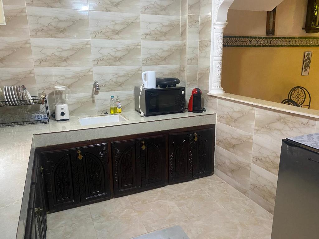 Kuchyň nebo kuchyňský kout v ubytování Riad Atlas logement entier privé avec jacuzzi au cœur de Marrakesh entire accommodation