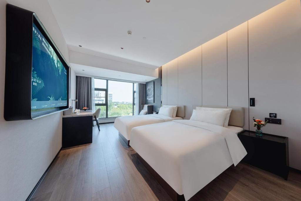 Llit o llits en una habitació de Atour X Hotel Xiamen Gaoqi Airport Huli Innovation Park Metro Station