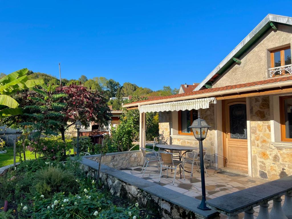 une terrasse avec une table et des chaises dans une maison dans l'établissement Joumana tourisme, à Gouvernes