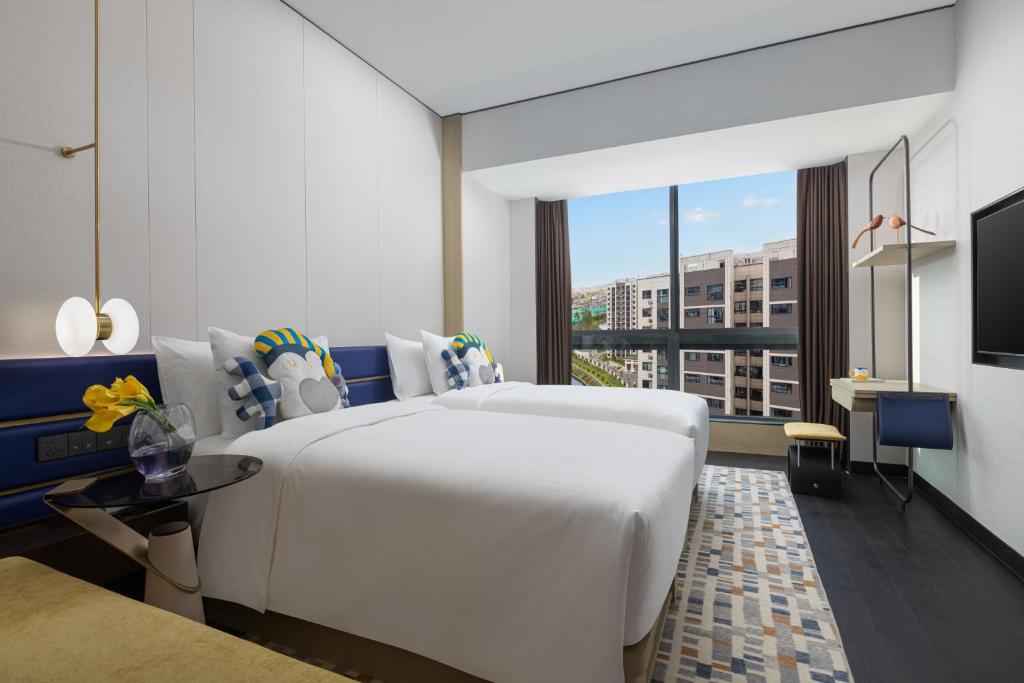 Postel nebo postele na pokoji v ubytování voco Suites Shanghai Hongqiao CBD by IHG