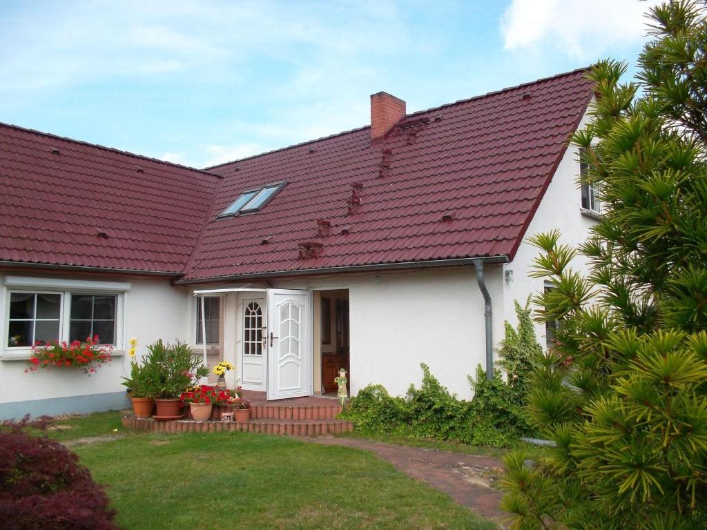 a white house with a red roof at Ferienwohnung "Röwer" in Neu Gaarz