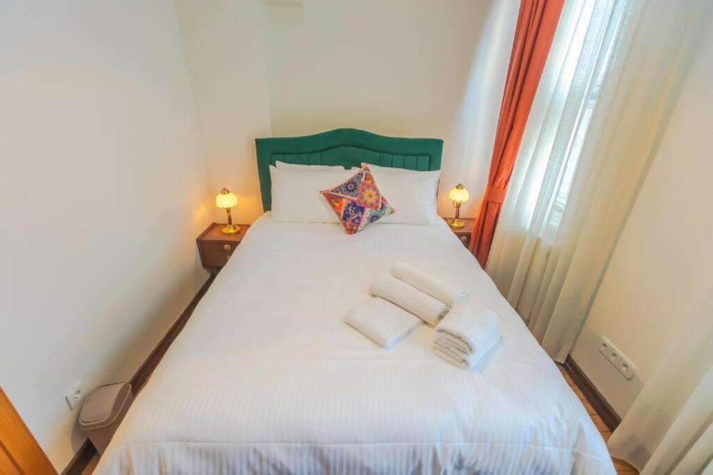 Postel nebo postele na pokoji v ubytování 5BR Haven in Cihangir - Near Istiklal & Taksim
