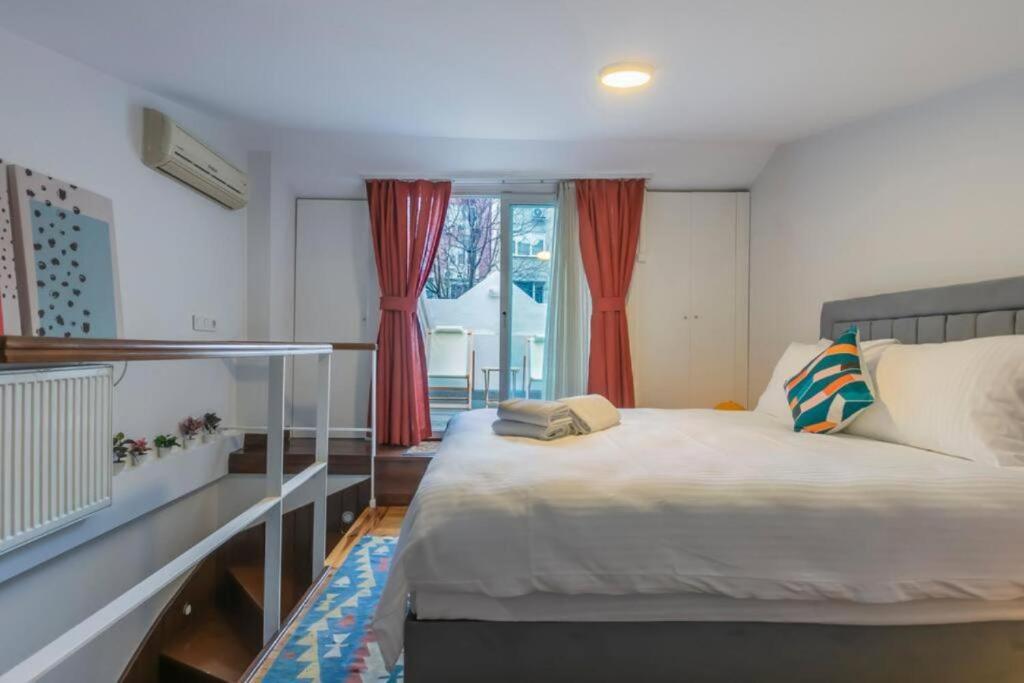 Postel nebo postele na pokoji v ubytování 5BR Haven in Cihangir - Near Istiklal & Taksim