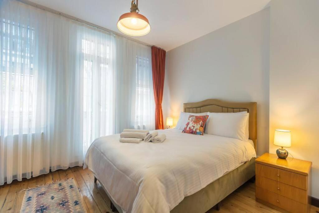 Postel nebo postele na pokoji v ubytování 5BR Haven in Cihangir - Near Istiklal & Taksim