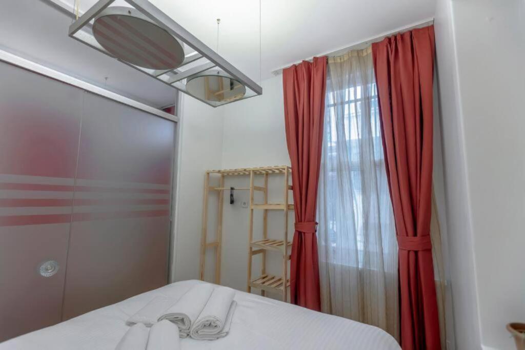 Postel nebo postele na pokoji v ubytování 5BR Haven in Cihangir - Near Istiklal & Taksim