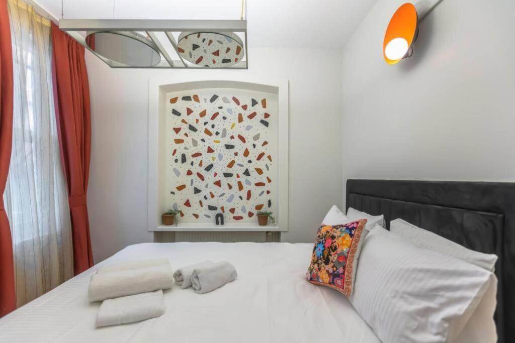 Postel nebo postele na pokoji v ubytování 5BR Haven in Cihangir - Near Istiklal & Taksim