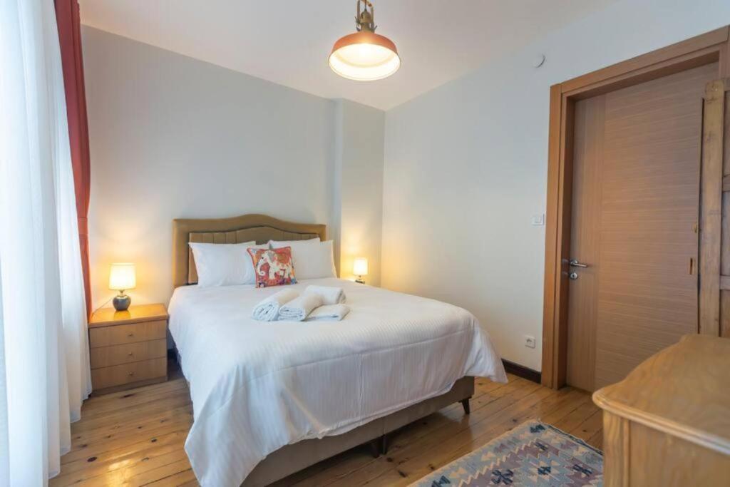 Postel nebo postele na pokoji v ubytování 5BR Haven in Cihangir - Near Istiklal & Taksim