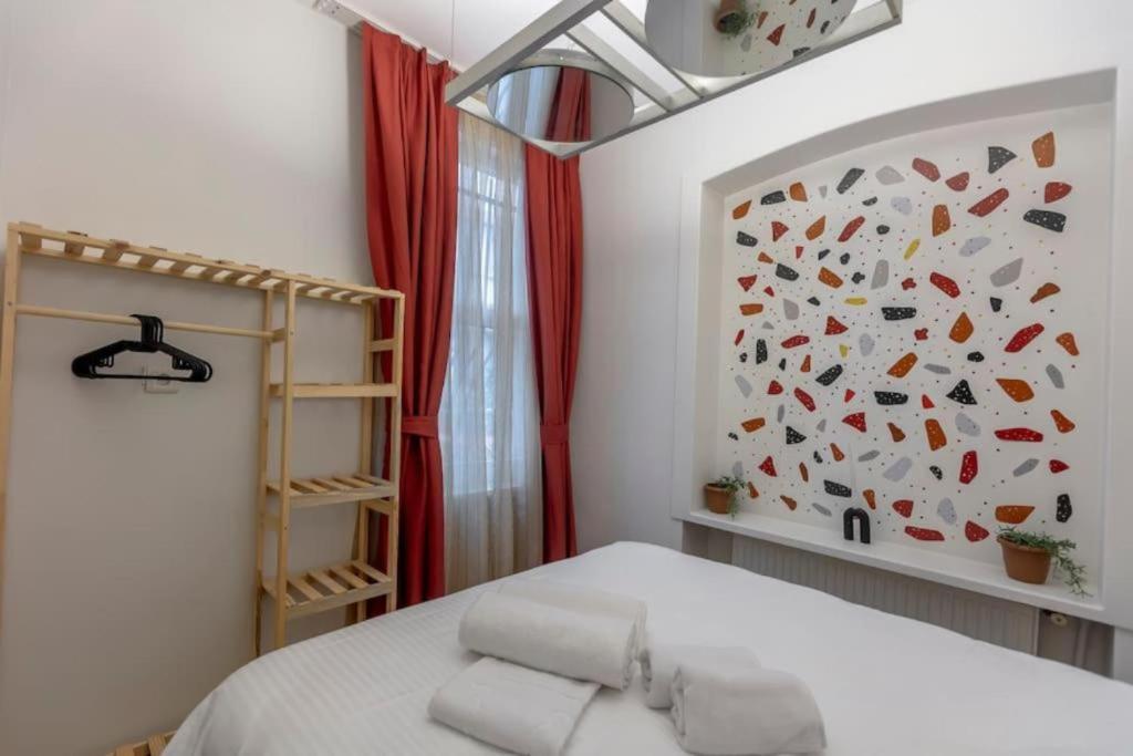 Postel nebo postele na pokoji v ubytování 5BR Haven in Cihangir - Near Istiklal & Taksim