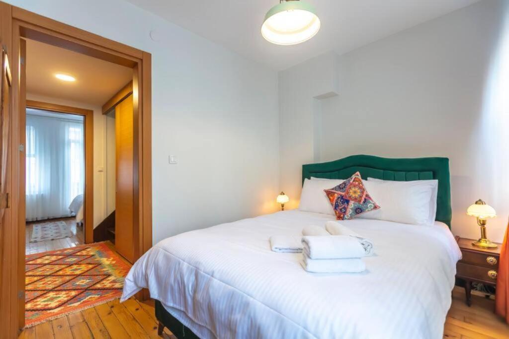 Postel nebo postele na pokoji v ubytování 5BR Haven in Cihangir - Near Istiklal & Taksim