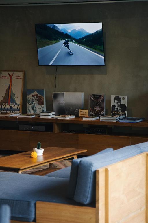 TV a/nebo společenská místnost v ubytování Surf Motel