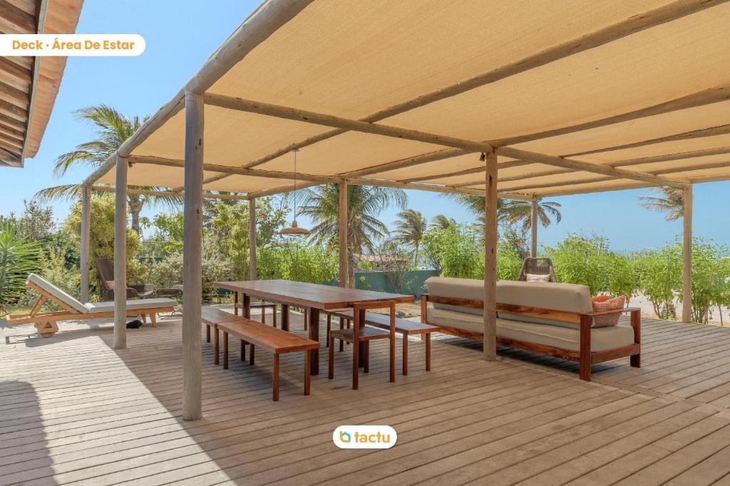 Μπαλκόνι ή βεράντα στο Casa FRENTE MAR com piscina incrível