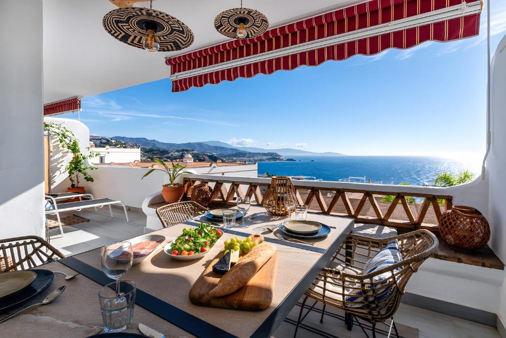 ein Tisch auf einem Balkon mit Blick auf das Meer in der Unterkunft Luci by The Sea in La Herradura