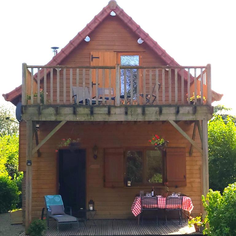 une cabine en bois avec une terrasse au-dessus dans l'établissement Le Cottage Picard, à Yvrench